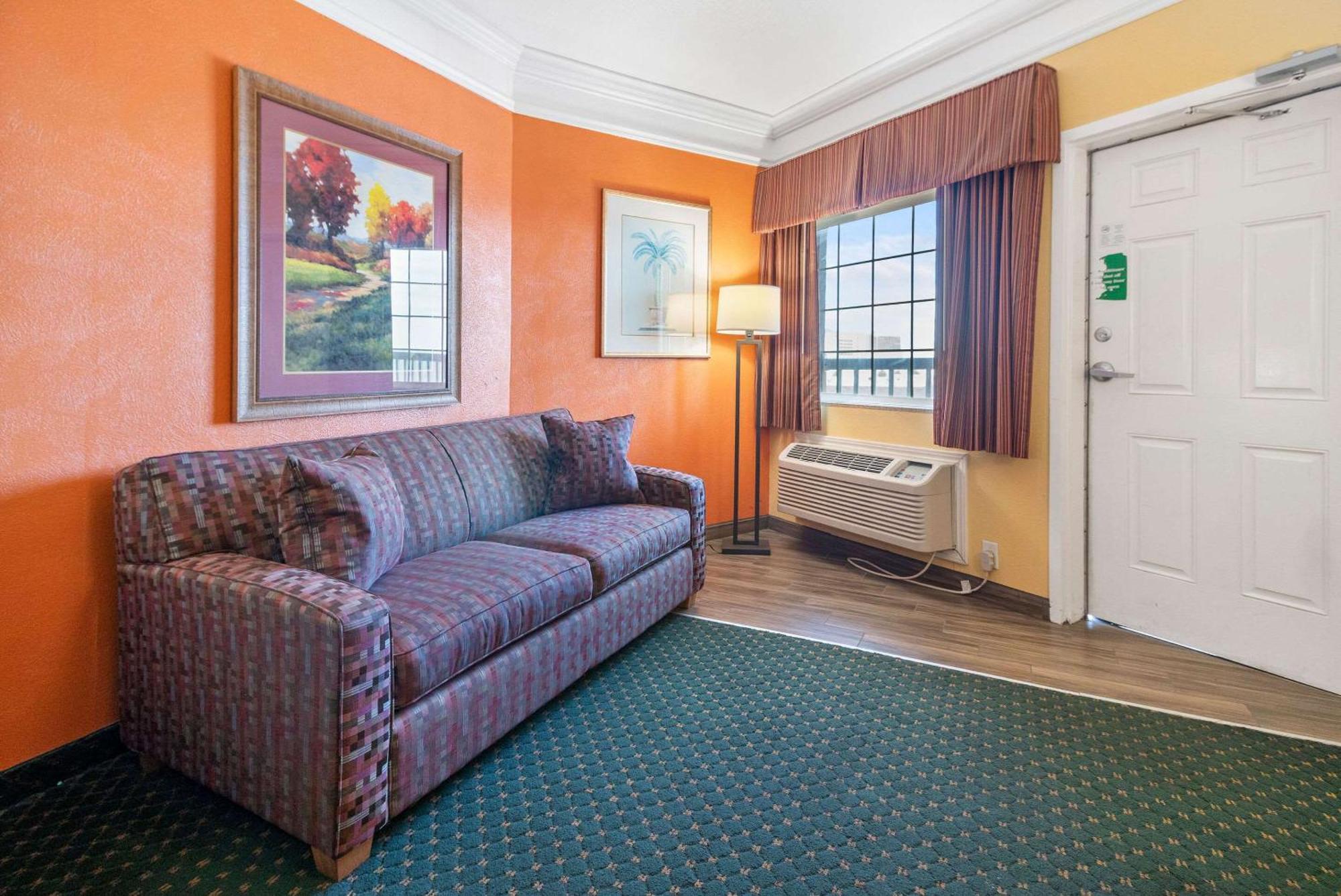 Quality & - Beachfront Hotel